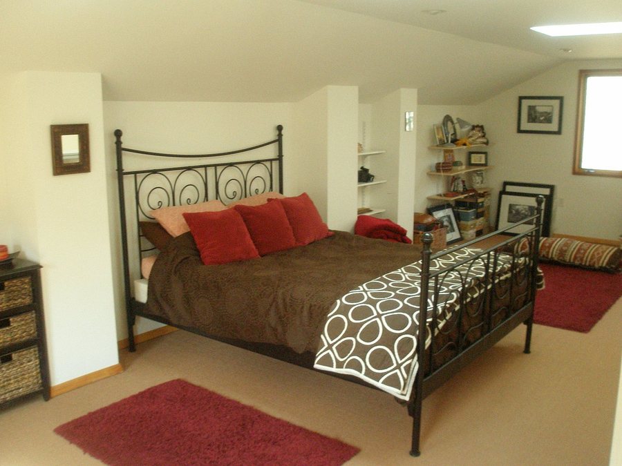 Lake Eden Retreat — Guest room