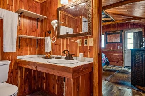 Lake Forest Luxury Log Cabins — Bathroom