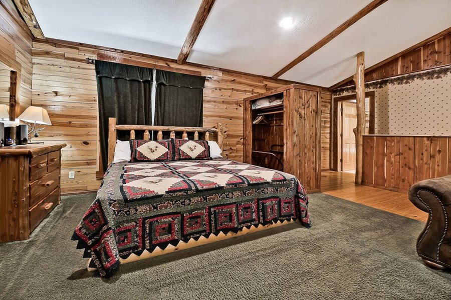 Lake Forest Luxury Log Cabins — Guest room