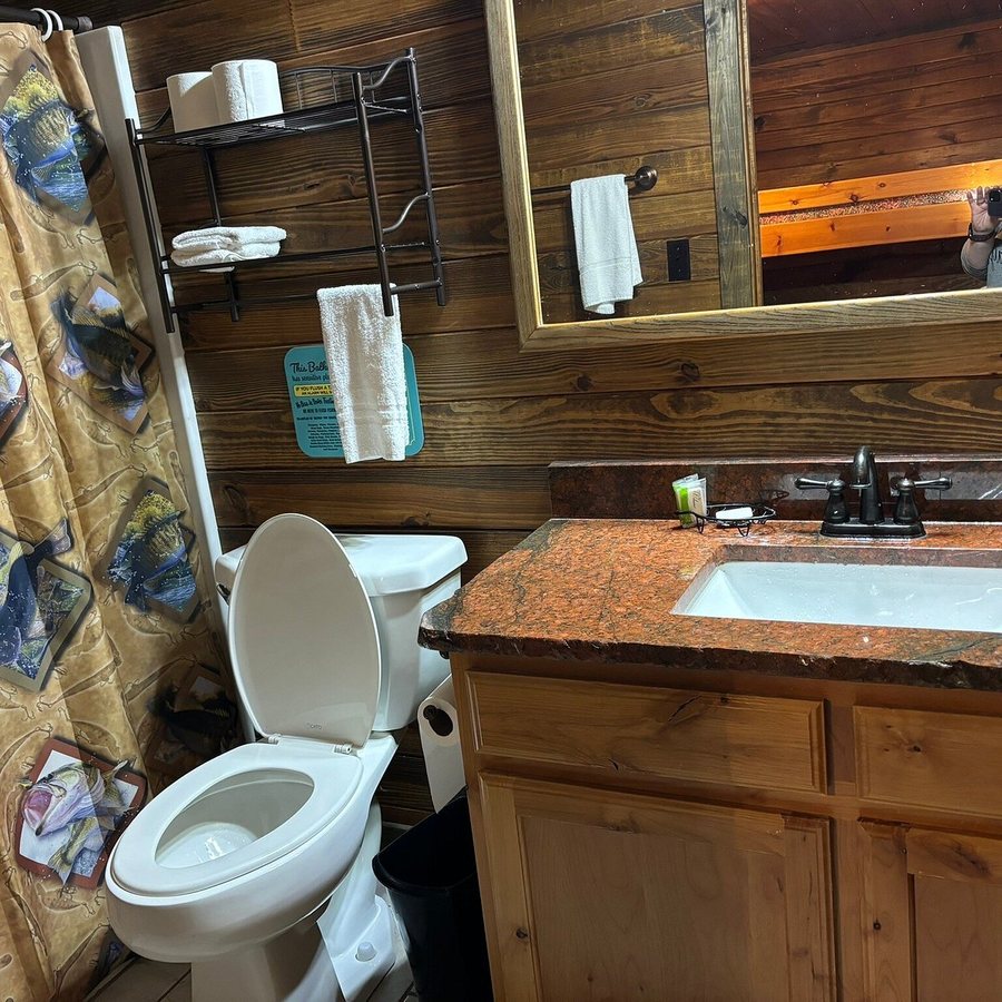 Lake Fork Resort — Bathroom