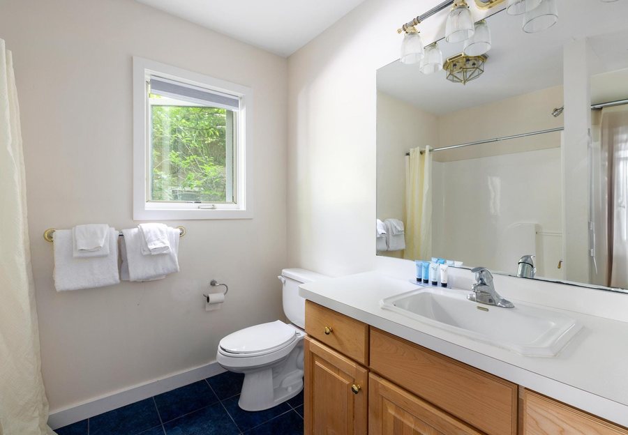 Lake George Camping Village — Bathroom