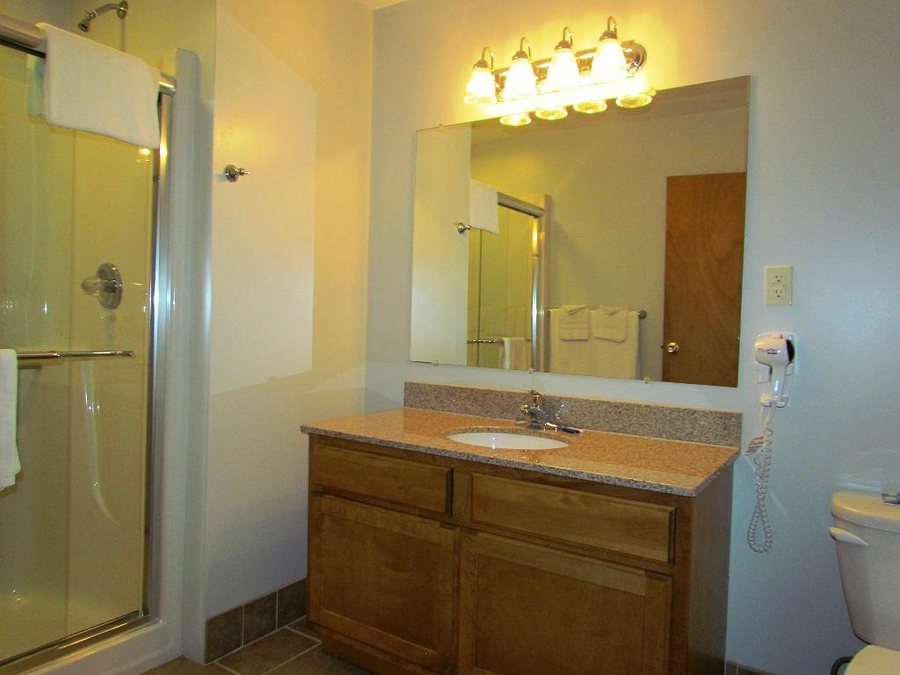 Lake Haven Motel — Bathroom