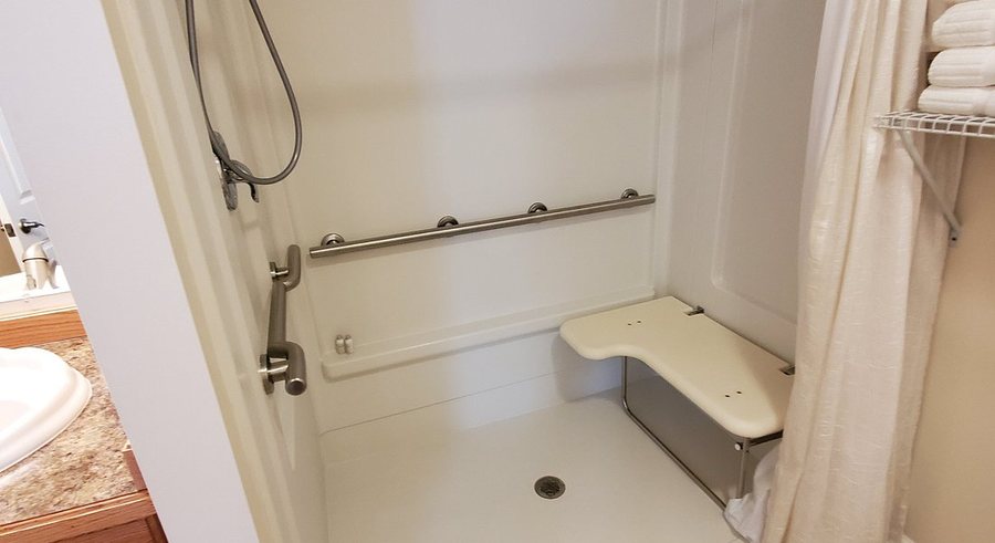 Lake Huron Lodge — Bathroom