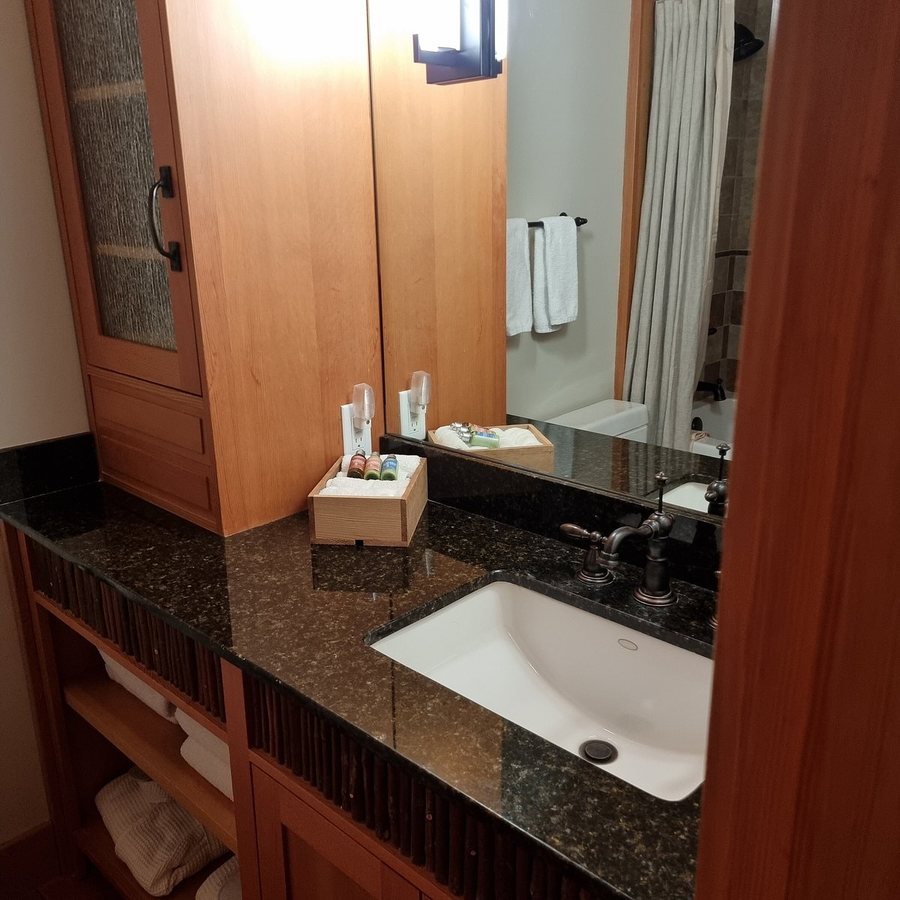 Lake Louise Lodge — Bathroom