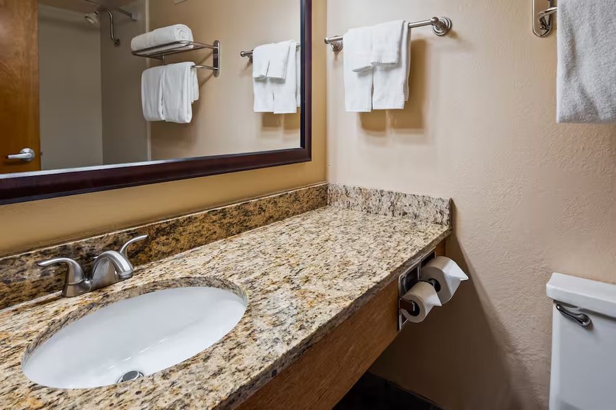 Lake Lucerne Resort and Ranch — Bathroom