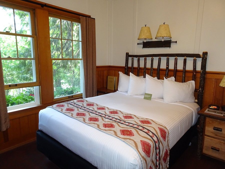 Lake McDonald Lodge — Guest room