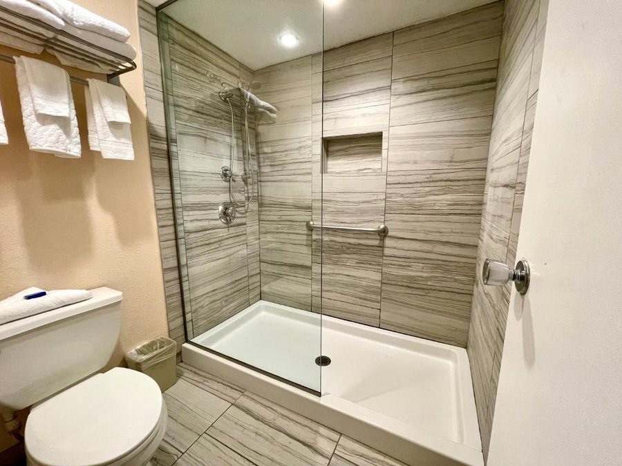 Lake Motel — Bathroom