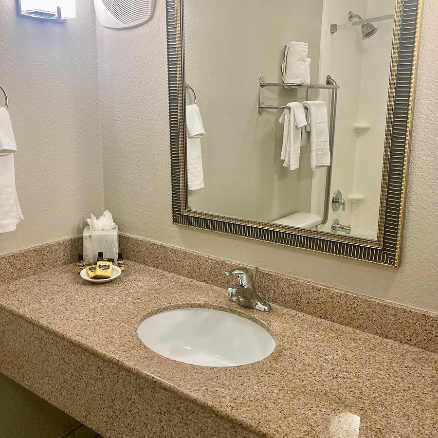 Lake Norfork Resort — Bathroom