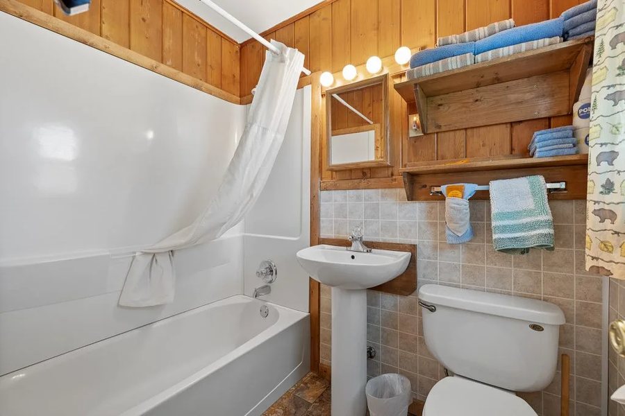 Lake Park Campground and Cottages — Bathroom