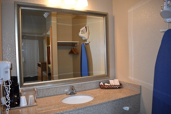 Lake Pointe Inn — Bathroom