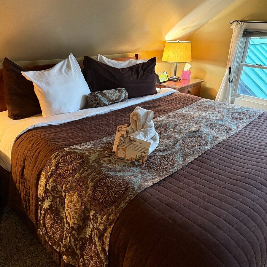 Lake Pointe Inn — Guest room