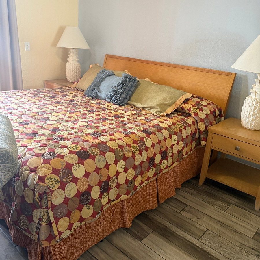 Lake Roy Beach Inn — Guest room