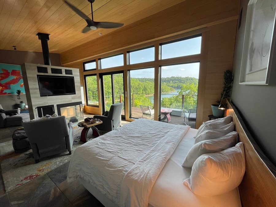 Lake Shore Cabins on Beaver Lake — Guest room