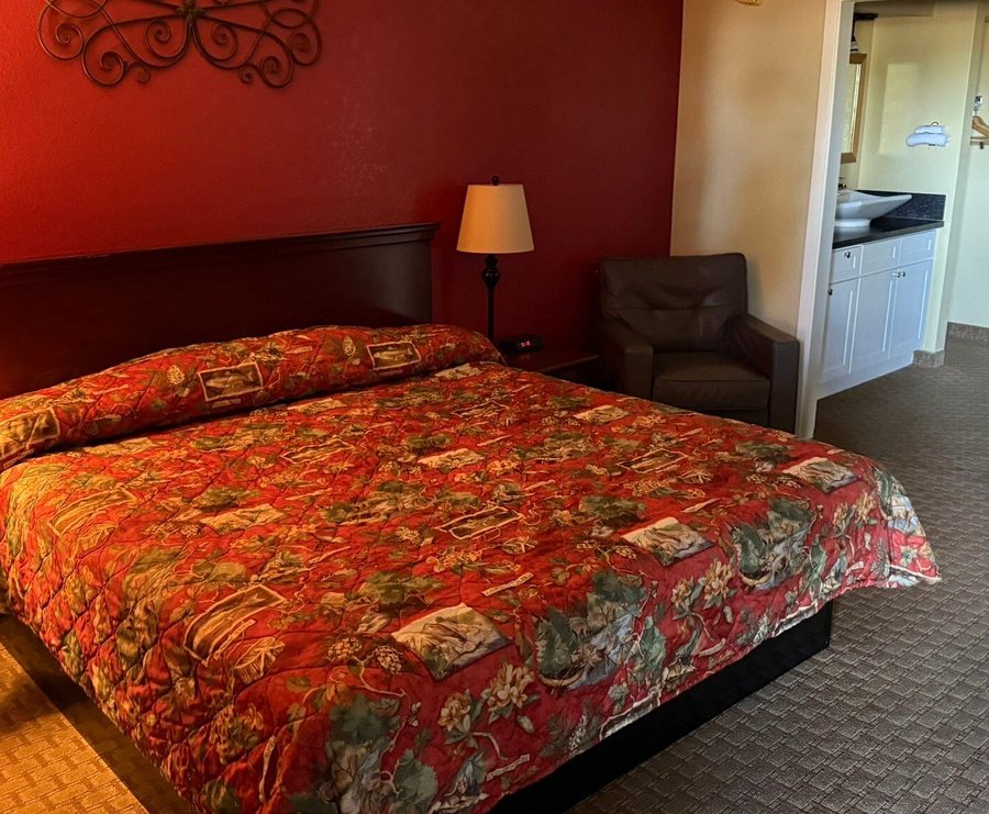 Lake View Lodge — Guest room
