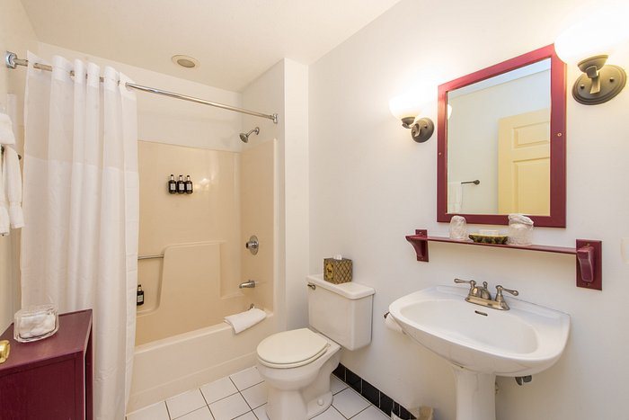 Lake Wentworth Inn — Bathroom