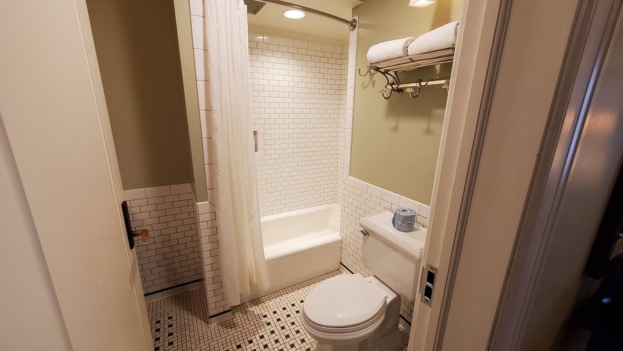 Lake Yellowstone Hotel and Cottages — Bathroom