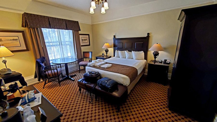 Lake Yellowstone Hotel and Cottages — Guest room