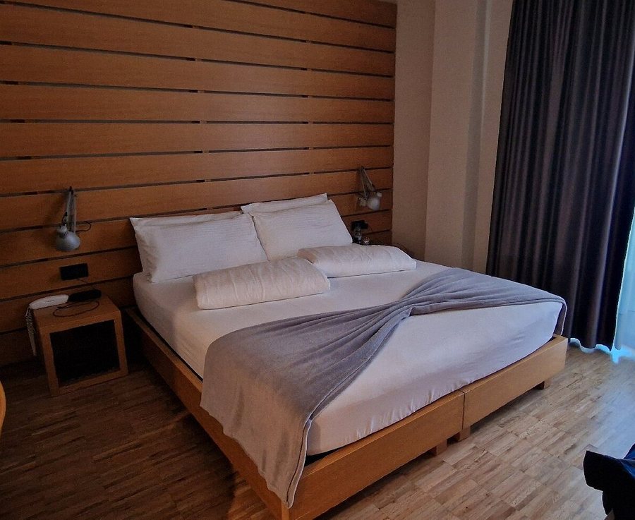 Lakefront Hotel Mirage — Guest room