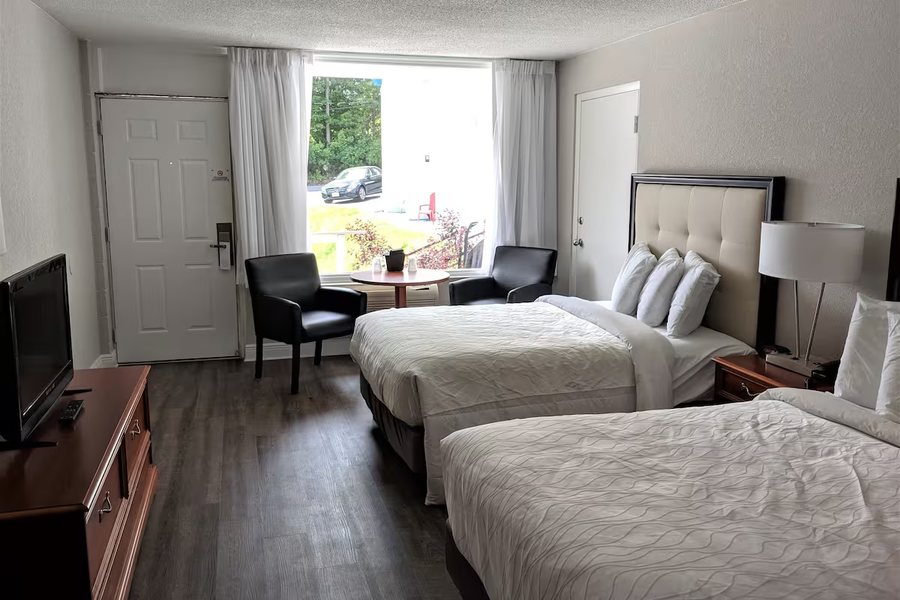 Lakefront Terrace Resort — Guest room