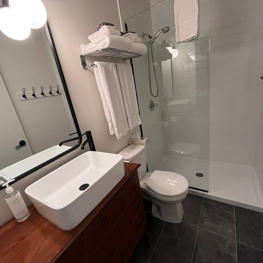 Lakehouse — Bathroom