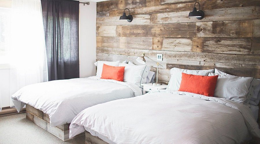 Lakehouse — Guest room