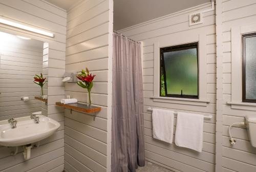 Lakeshore Camp Resort — Bathroom