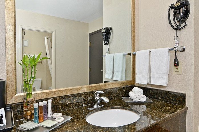 Lakeshore Inn — Bathroom