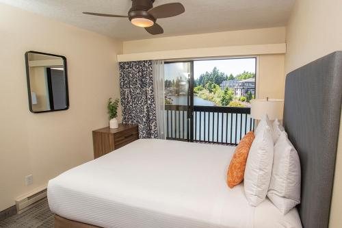 Lakeshore Inn — Guest room