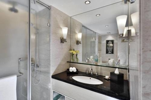 Lakeside Chalet Mumbai Marriott Executive Apartments Mumbai Maharashtra — Bathroom