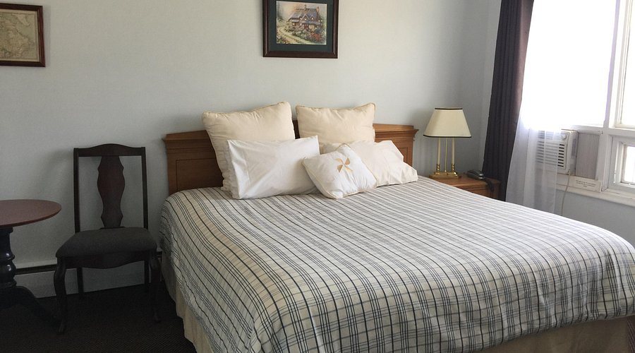 Lakeside Inn — Guest room