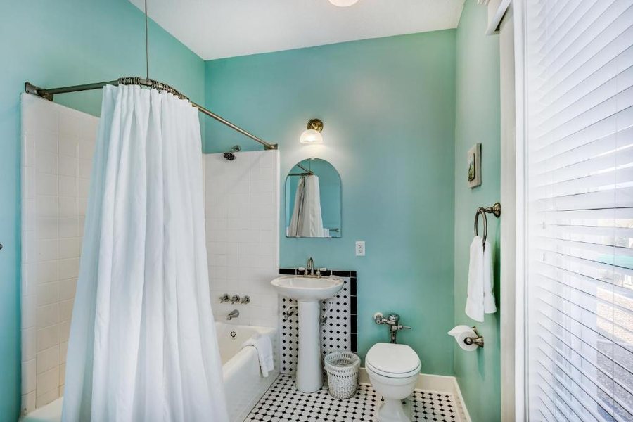 Lakeside Inn — Bathroom