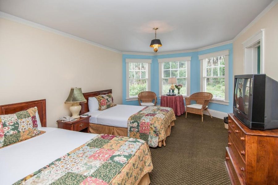 Lakeside Inn — Guest room
