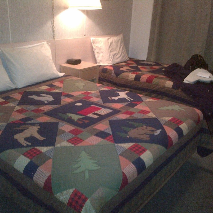Lakeside Motel — Guest room