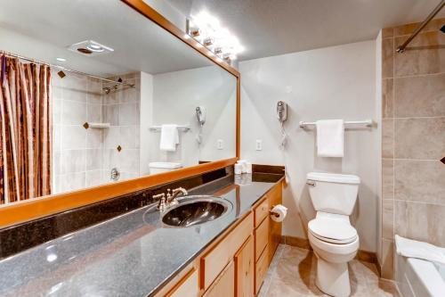 Lakeside Village by Vail Resorts — Bathroom