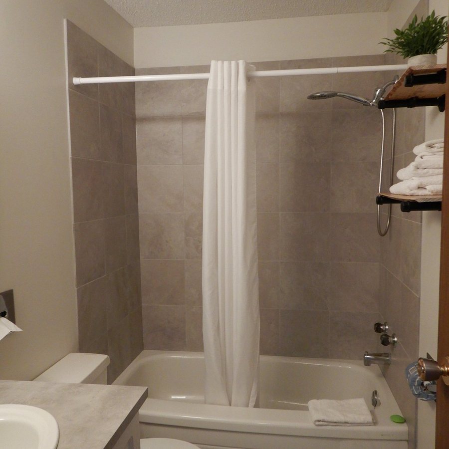 Lakeview Motel B C Canada — Bathroom
