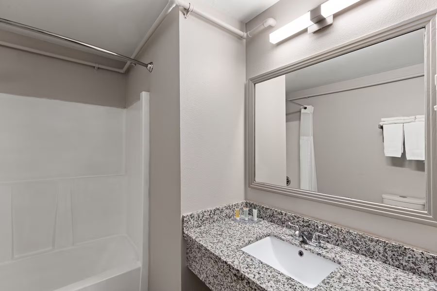 Lakewoods Resort — Bathroom