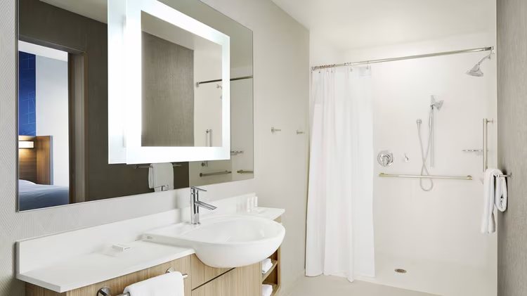 Lamplighter Inn Suites North — Bathroom