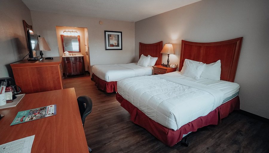 Lamplighter Inn Suites North — Guest room