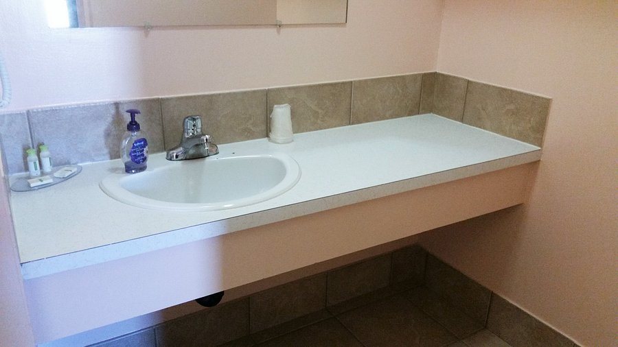 Lamplighter Motel — Bathroom