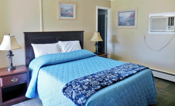 Lamplighter Motel — Guest room