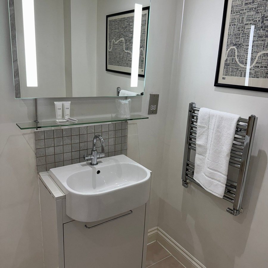 Lancaster Hall Hotel — Bathroom