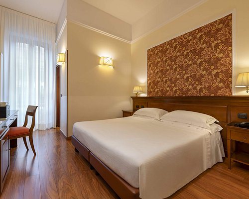 Lancaster Hotel — Guest room