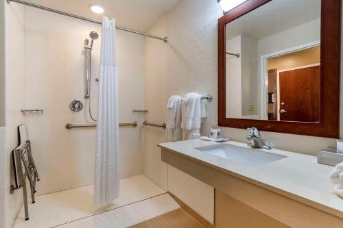 Lancaster Inn and Suites — Bathroom