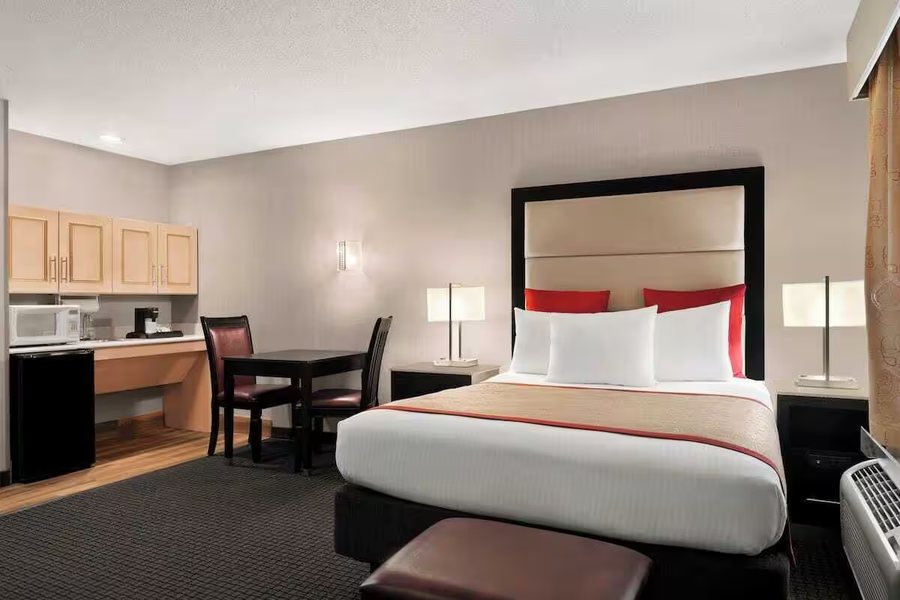 Lancaster Suites — Guest room