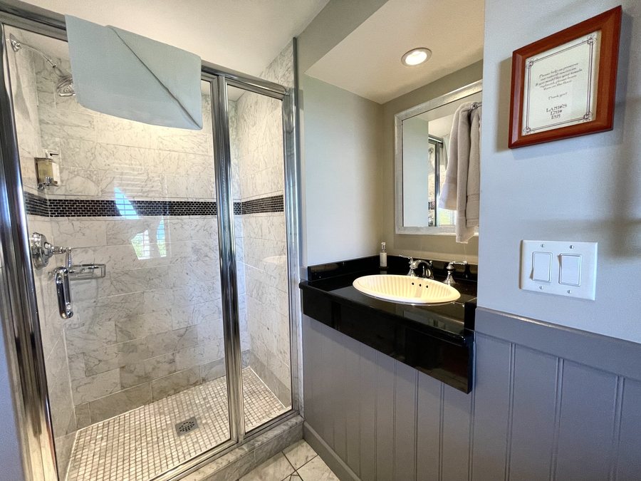 Land s End Inn — Bathroom