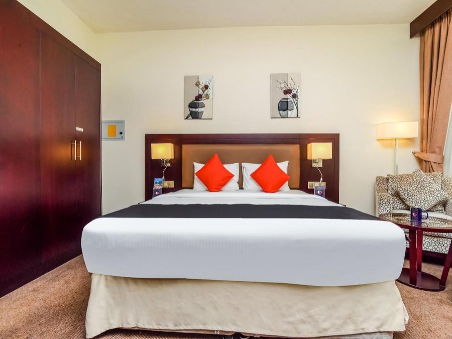 Landmark Summit Hotel — Guest room