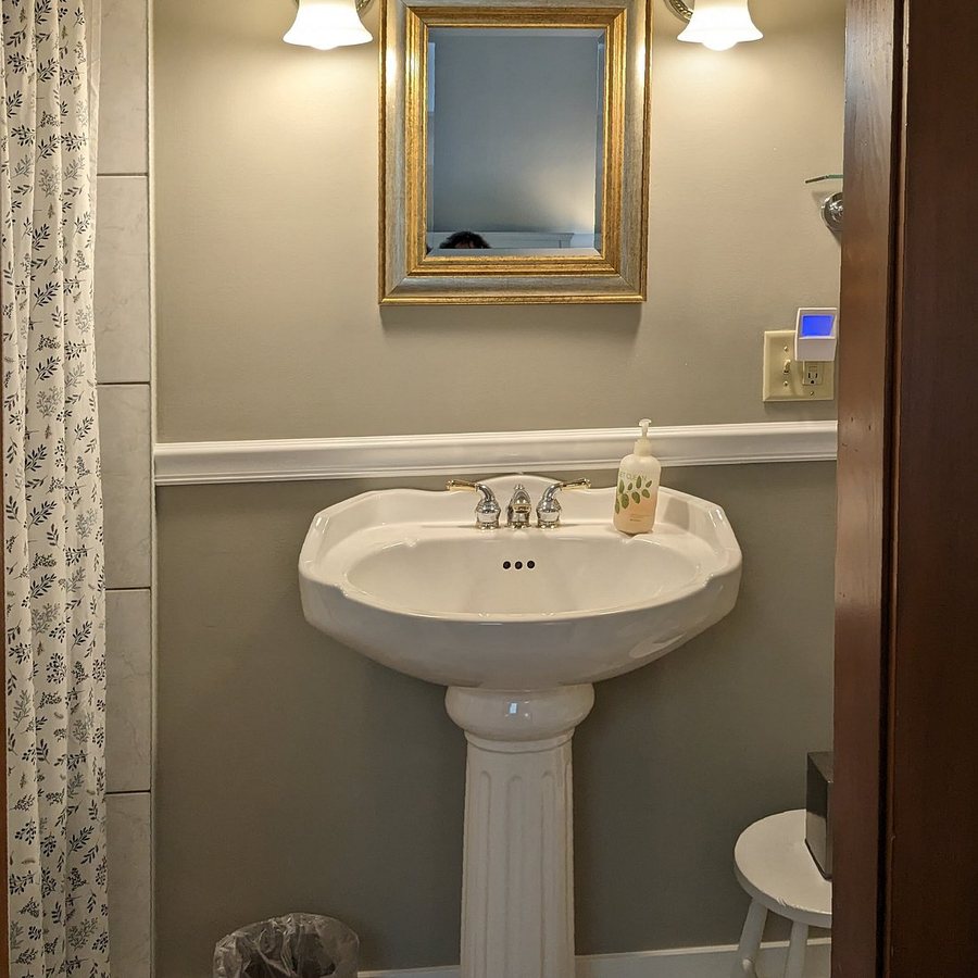 Lang House on Main Street Bed and Breakfast — Bathroom