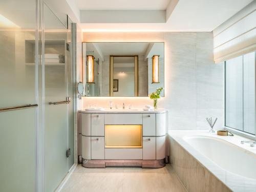 Lanson Place Causeway Bay Hong Kong — Bathroom
