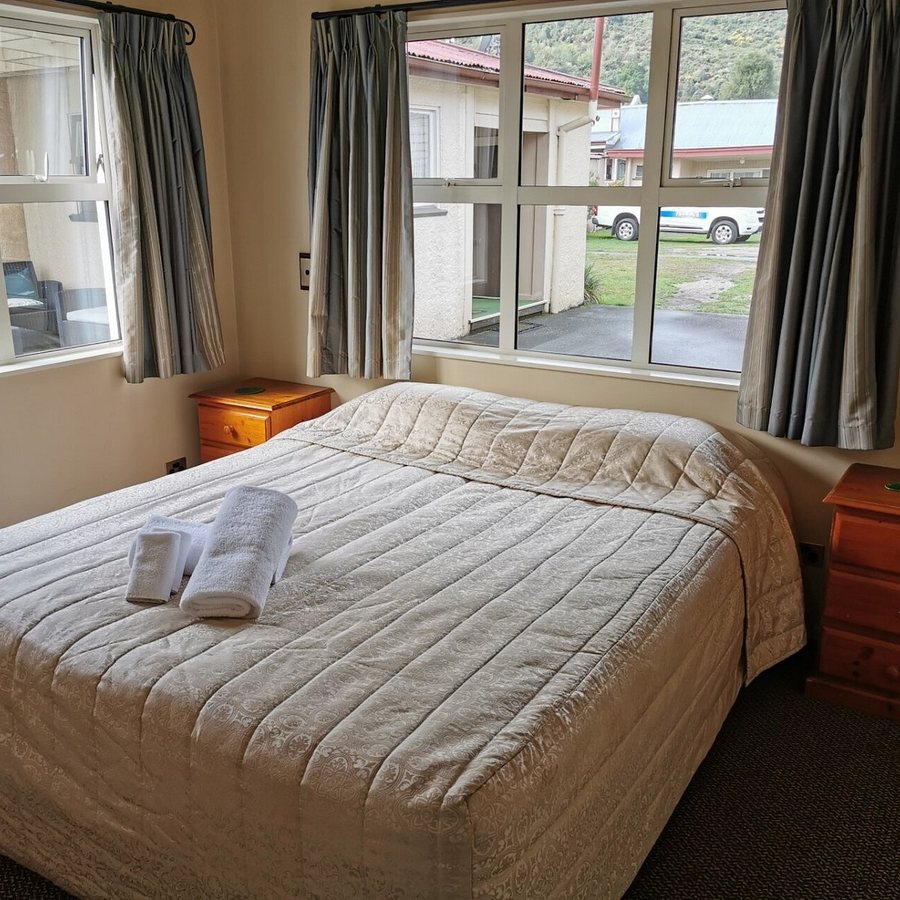 Lantern Court Motel — Guest room