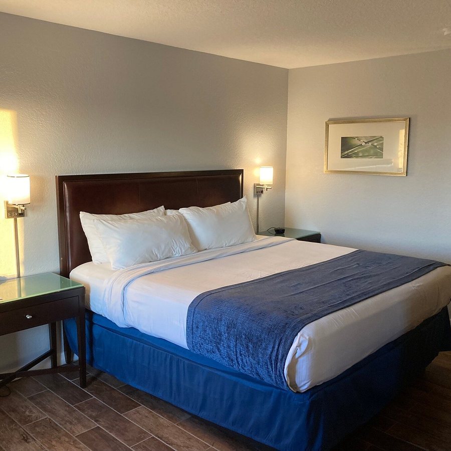 Lantern Inn Suites — Guest room